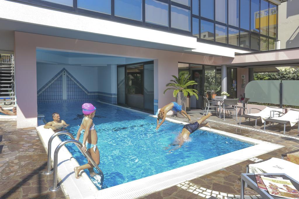 Hotel Ambassador Riccione Esterno foto